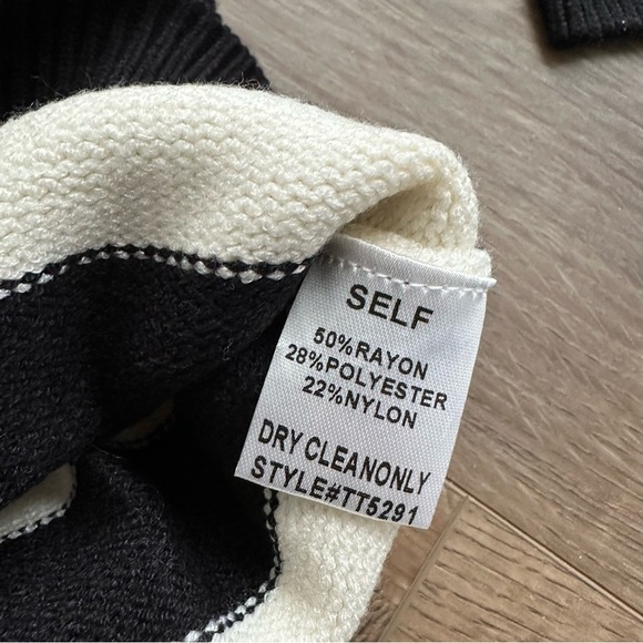 NWT Striped Half Zip Fold-over Cape Collar Sweater - Size Medium - Picture 9 of 10